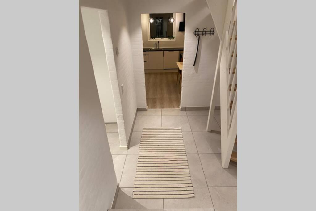 Central Kaelder Lejlighed Apartment Give Exterior photo
